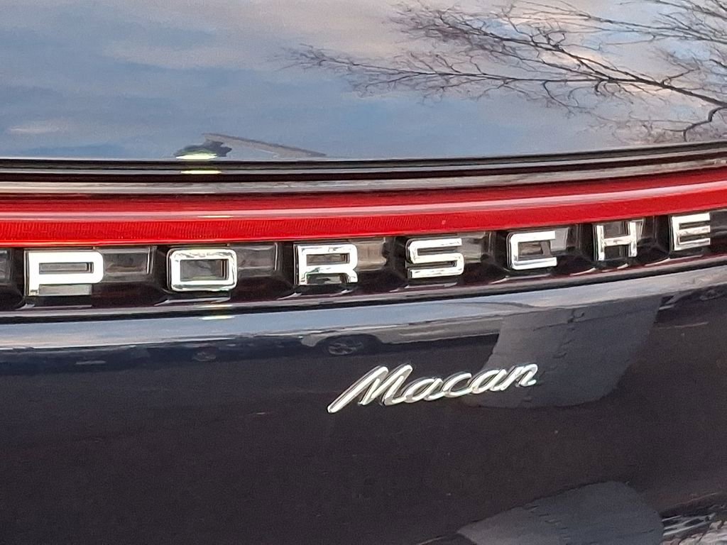 Used 2022 Porsche Macan w/ Premium Package Plus image 29