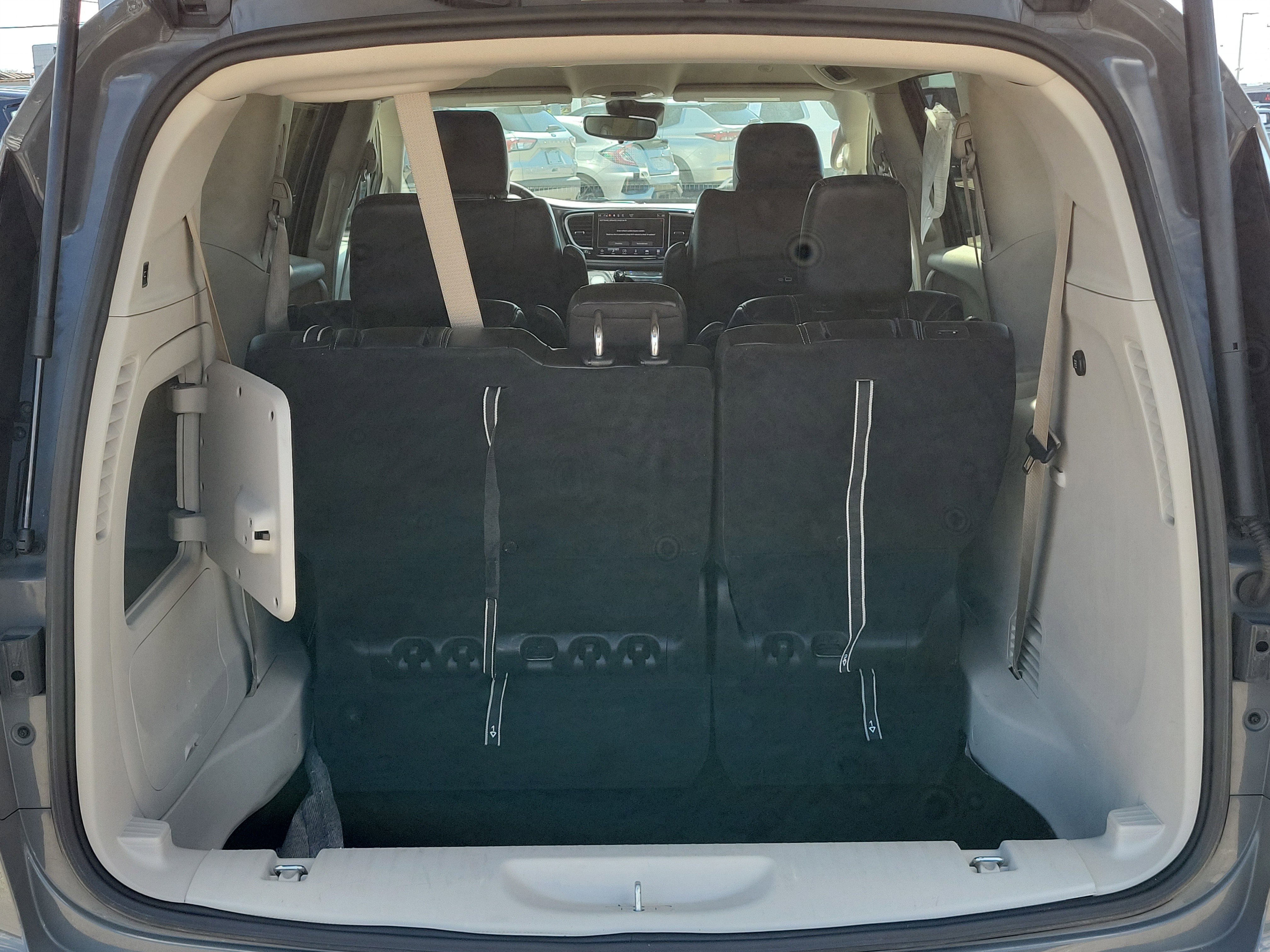 Used 2023 Chrysler Pacifica Touring-L FWD image 8