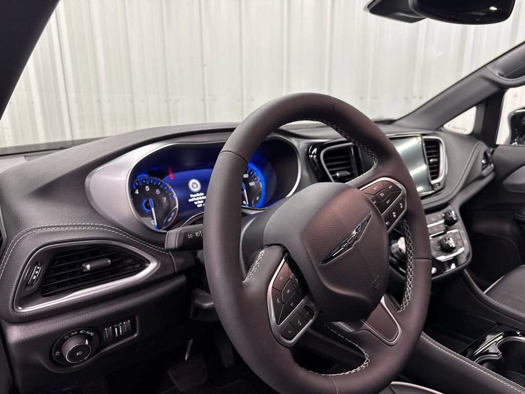 Used 2026 Chrysler Pacifica Limited w/ Uconnect Theater Family Group FWD image 19