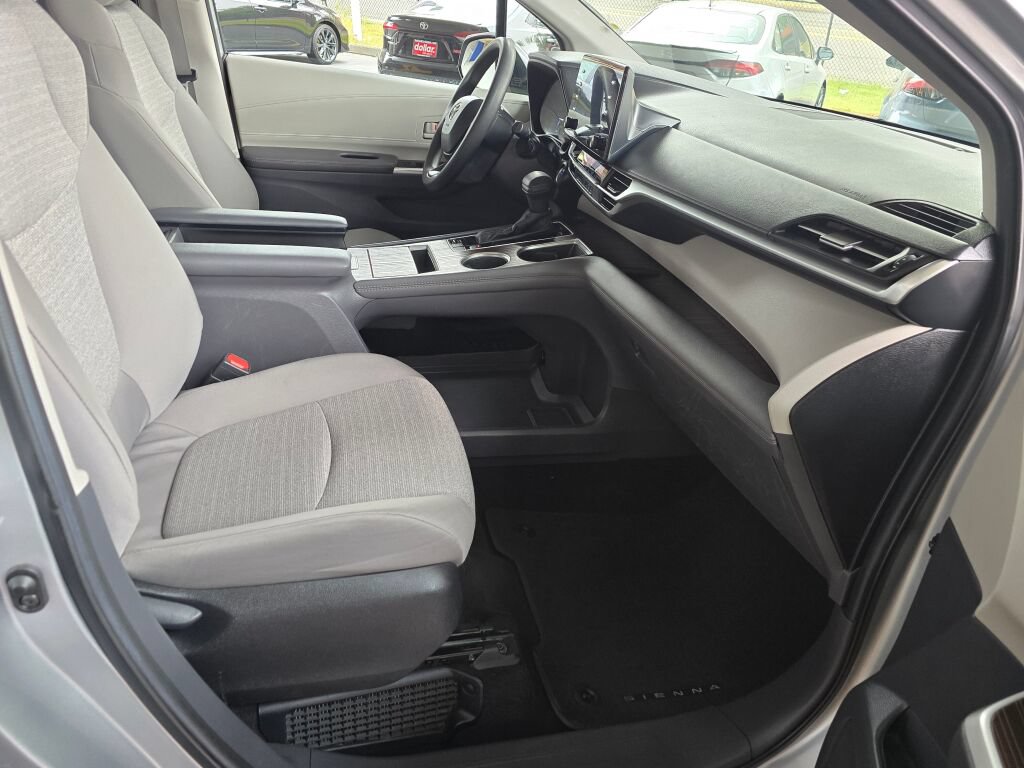 Used 2024 Toyota Sienna LE AWD/4WD image 11