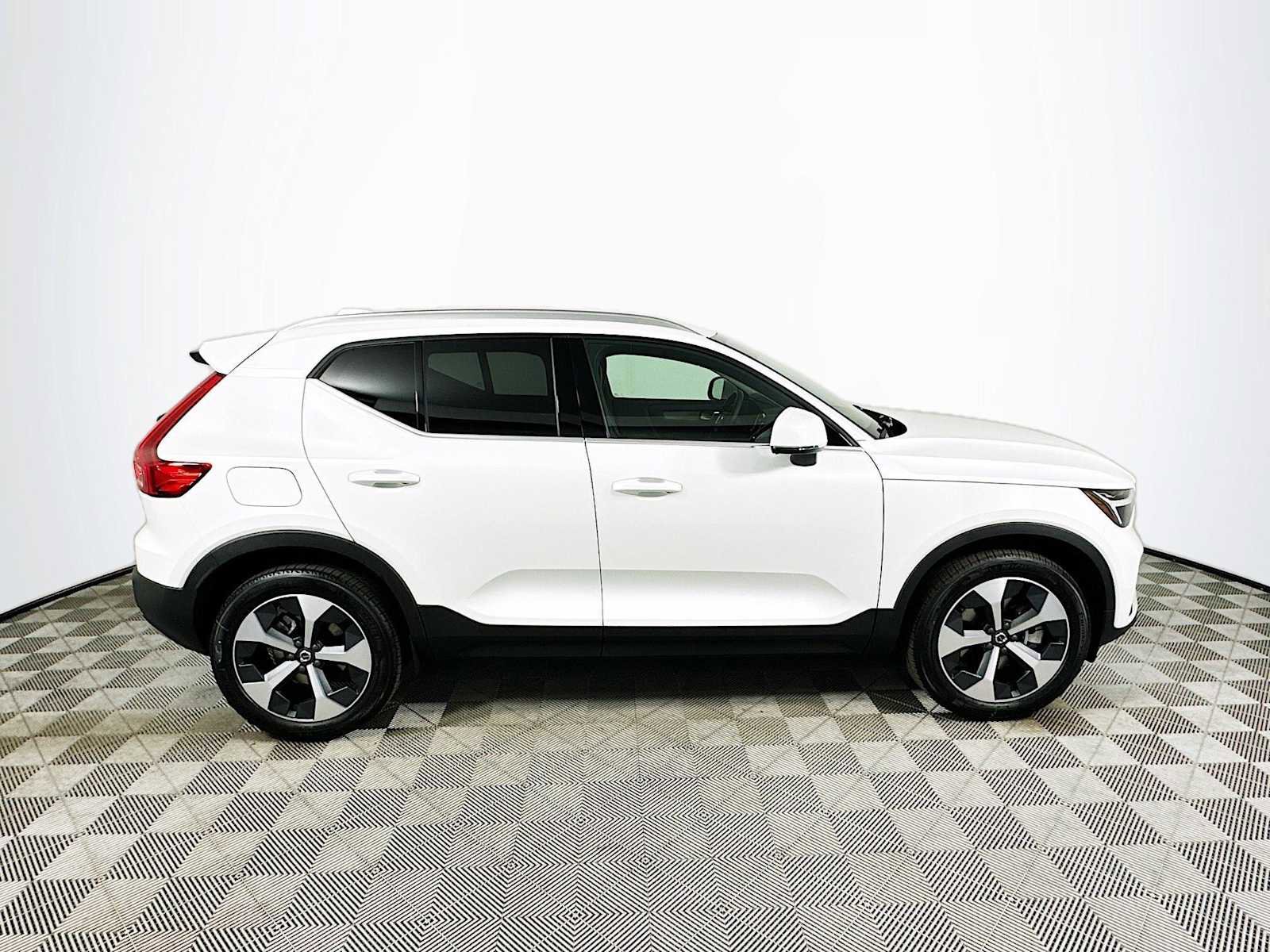 Used 2025 Volvo XC40 B5 Core w/ Protection Package Premier image 8