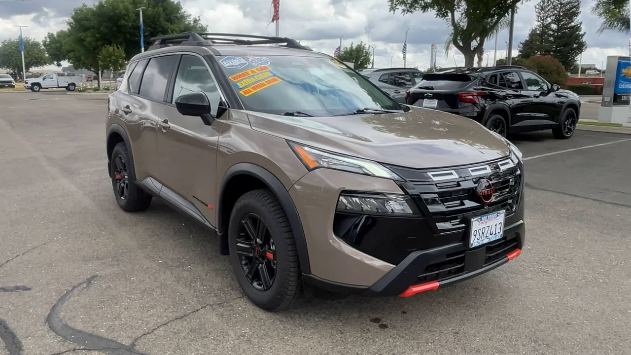 Used 2025 Nissan Rogue SV AWD/4WD image 1