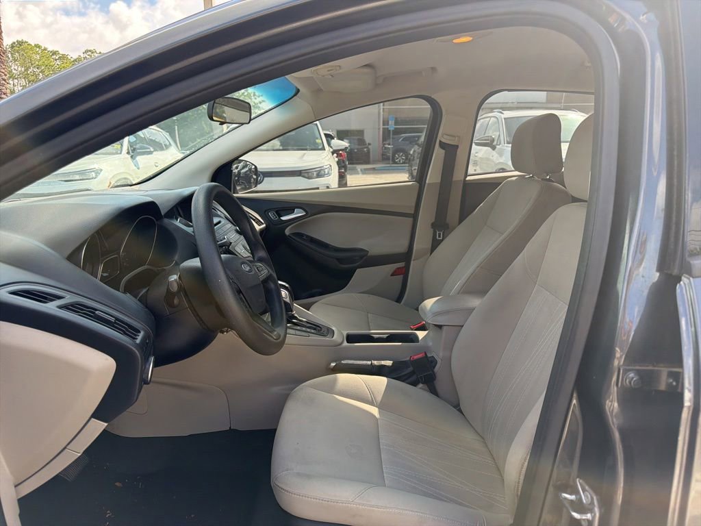 Used 2016 Ford Focus SE FWD image 2