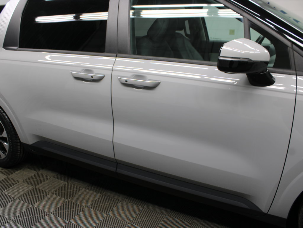 Used 2023 Kia Carnival EX FWD image 33