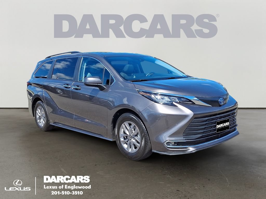 Used 2023 Toyota Sienna XLE FWD image 1