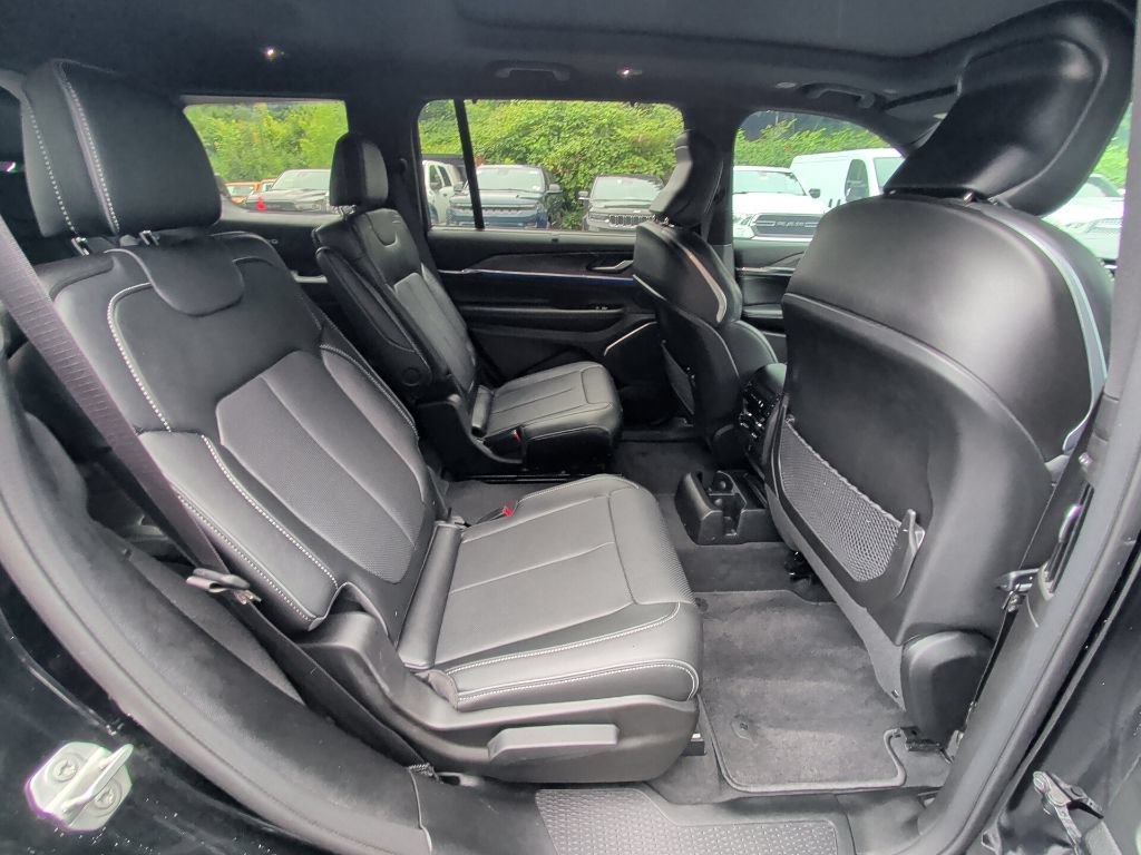 Used 2023 Jeep Grand Cherokee L Overland w/ Luxury Tech Group IV AWD/4WD image 17