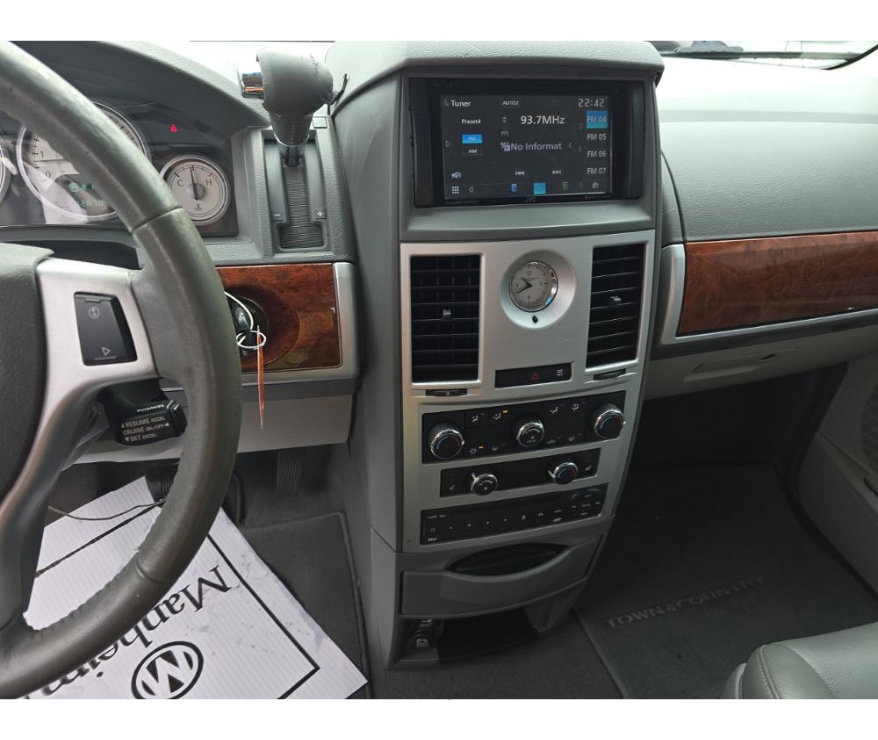 Used 2009 Chrysler Town & Country Touring image 13