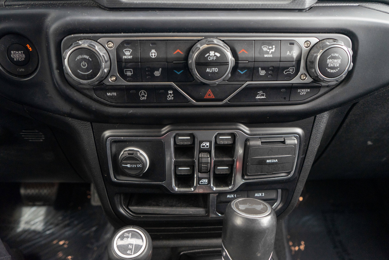 Used 2022 Jeep Wrangler Unlimited Sahara w/ LED Lighting Group AWD/4WD image 20