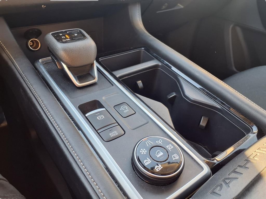 Certified 2025 Nissan Pathfinder SV image 11