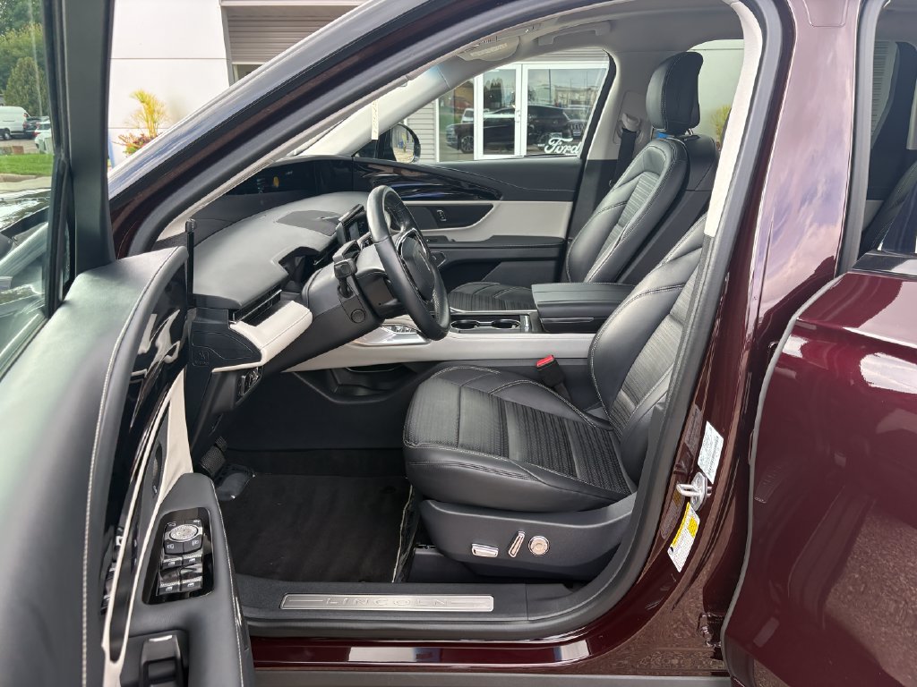 Used 2024 Lincoln Nautilus Reserve w/ Equipment Group 202A AWD/4WD image 11