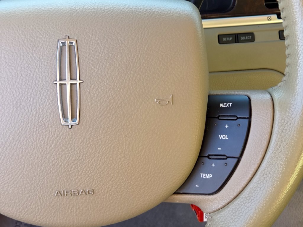 Used 2006 Lincoln Town Car Signature RWD image 25