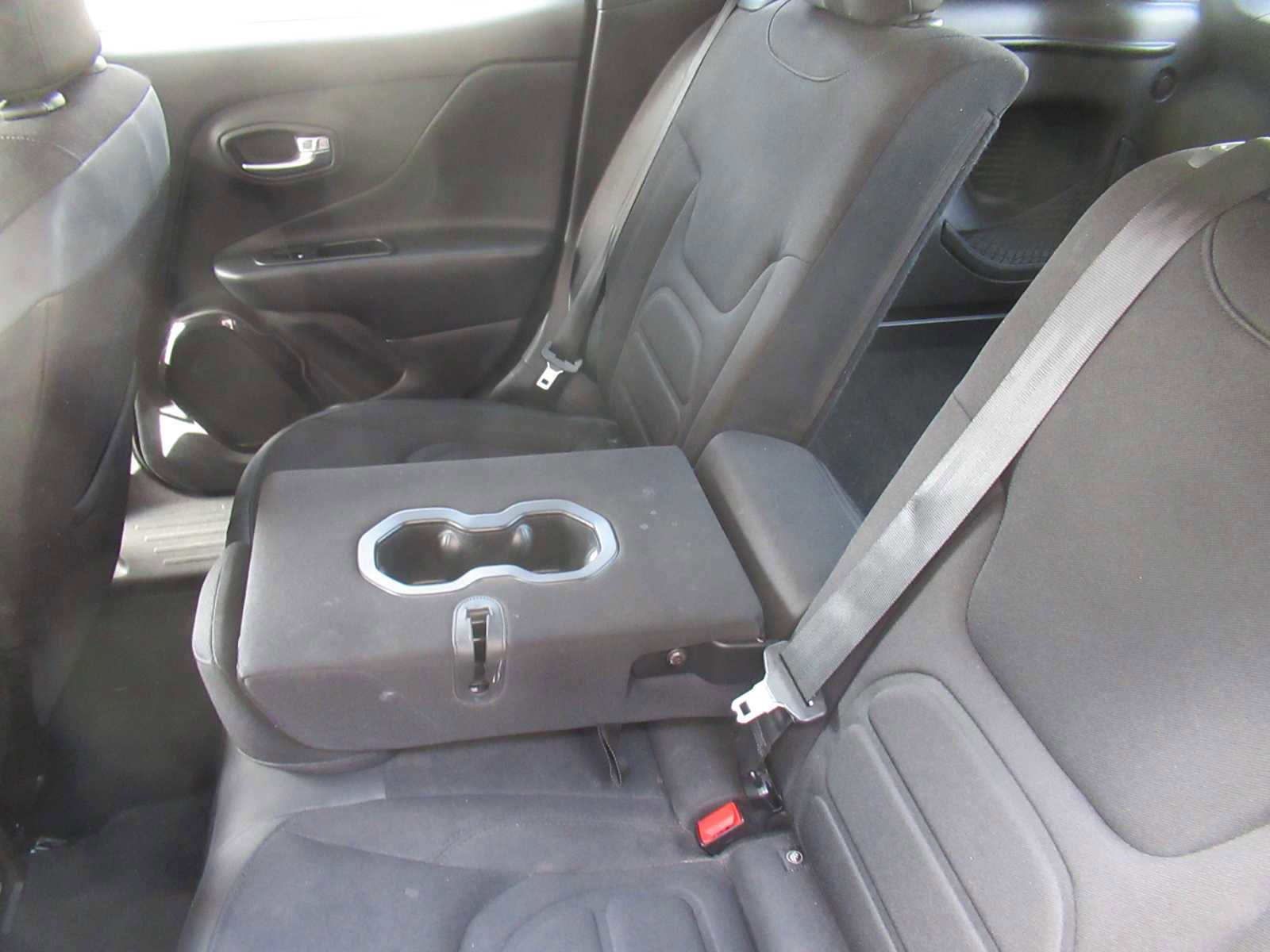 Used 2016 Jeep Renegade Latitude image 39