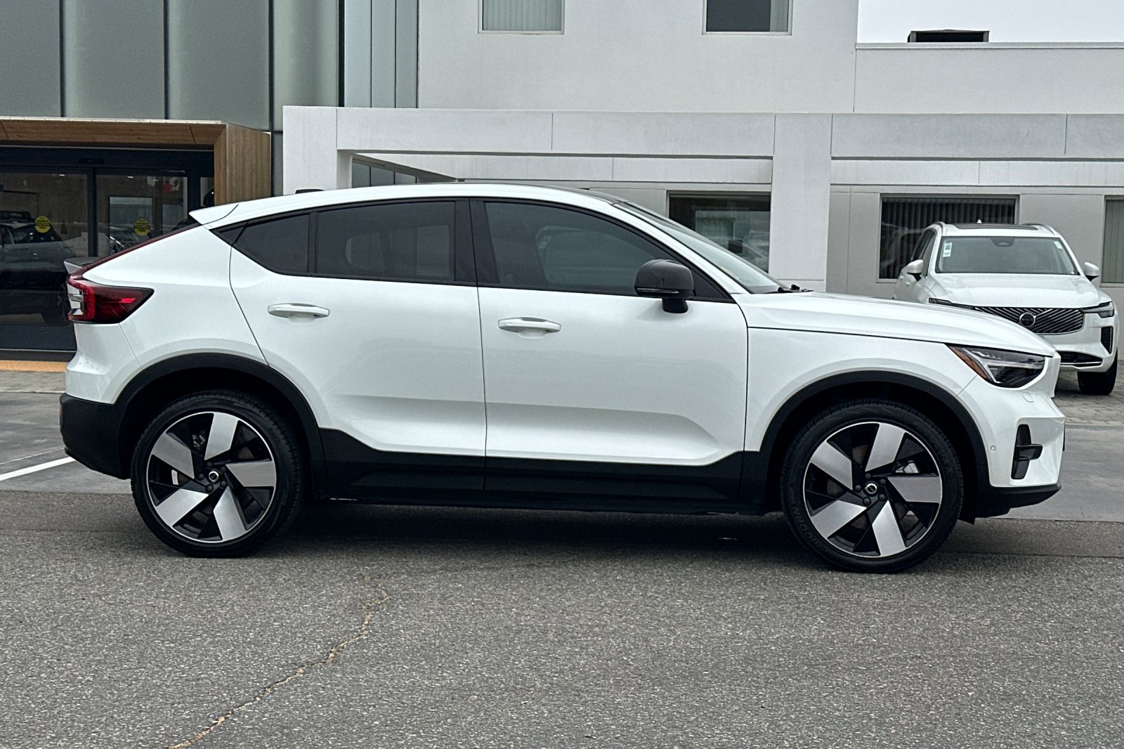Certified 2023 Volvo C40 P8 Recharge Ultimate w/ Protection Package Premier AWD/4WD image 3