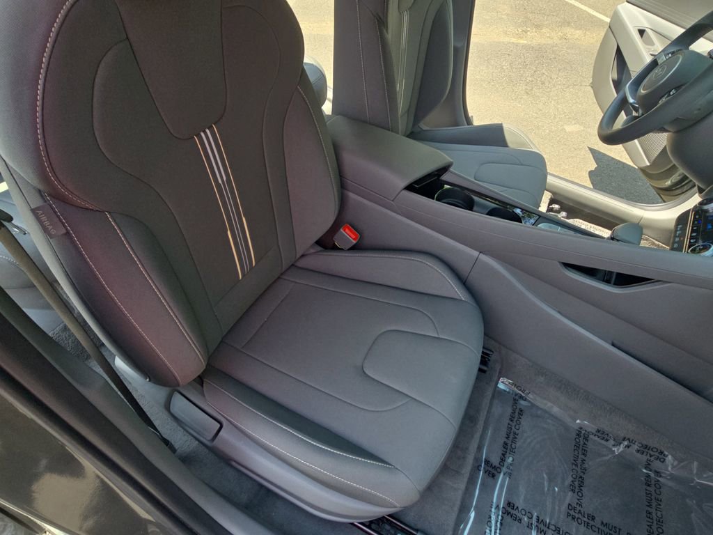 Used 2025 Hyundai Elantra Blue image 10