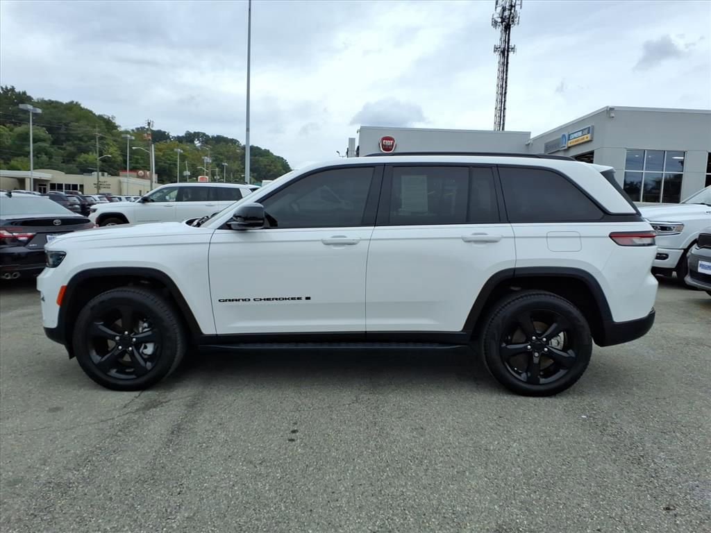 Used 2023 Jeep Grand Cherokee Altitude image 7
