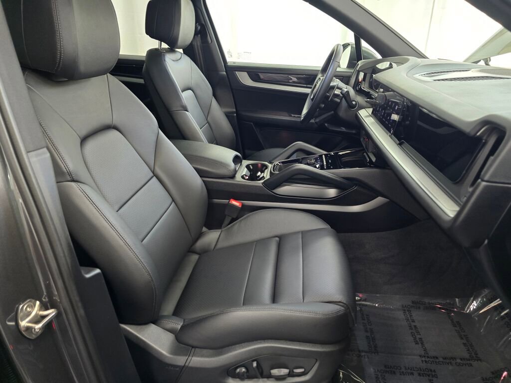 Certified 2025 Porsche Cayenne image 28