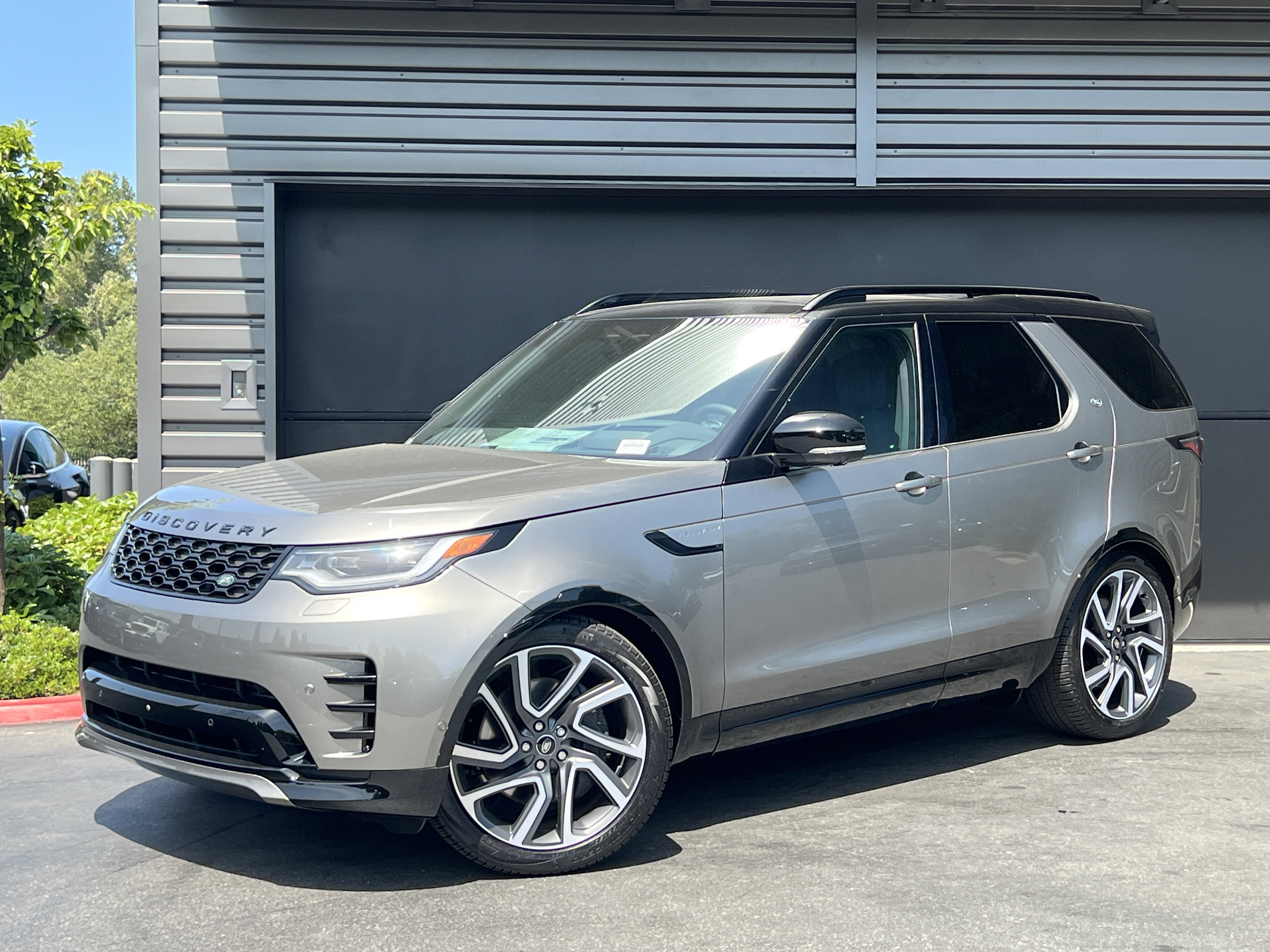 New 2024 Land Rover Discovery Dynamic SE image 1