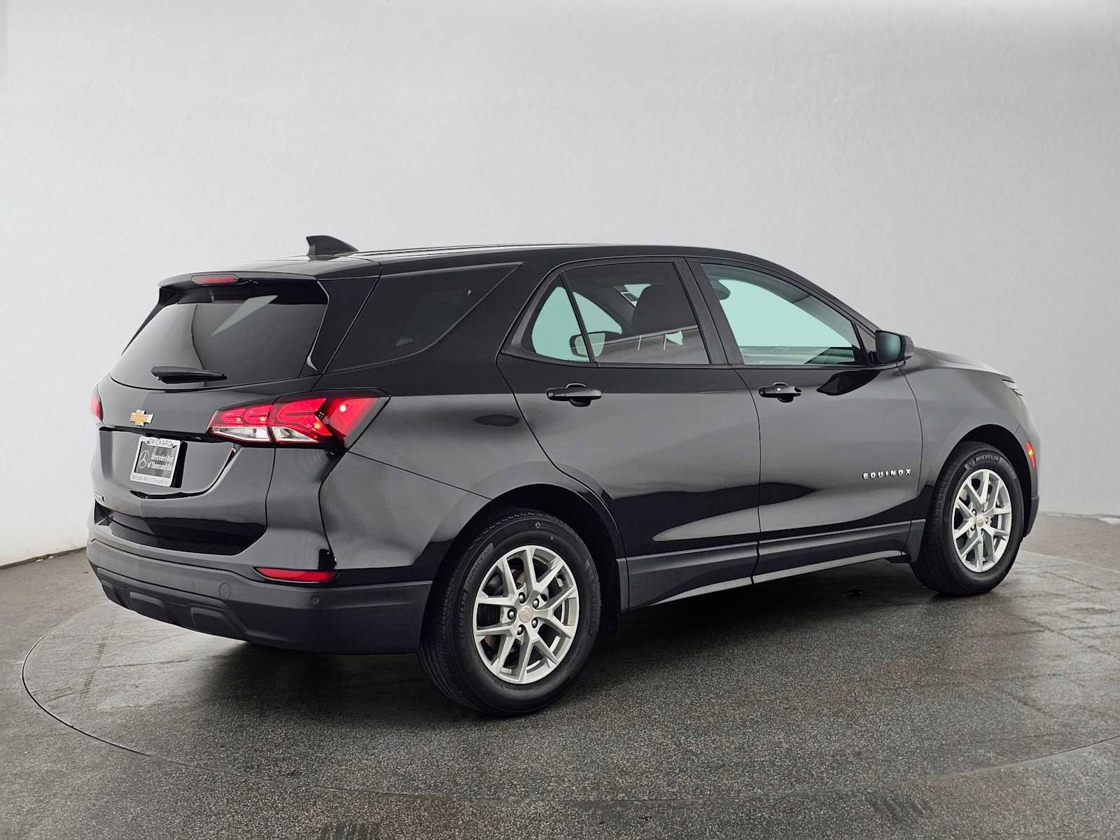 Used 2023 Chevrolet Equinox LS w/ LS Convenience Package FWD image 3