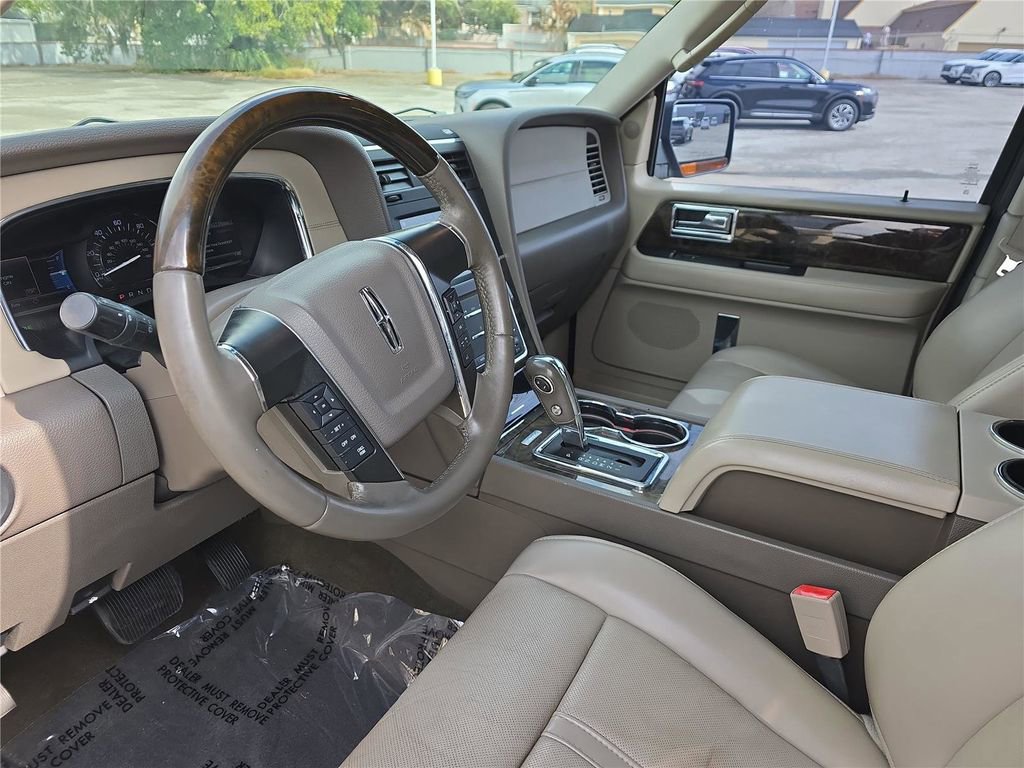 Used 2017 Lincoln Navigator Select image 16