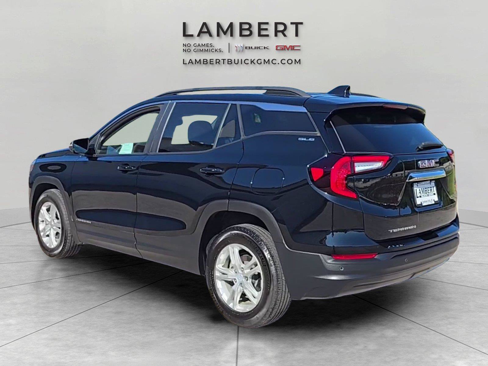Used 2024 GMC Terrain SLE w/ Driver Convenience Package FWD image 3