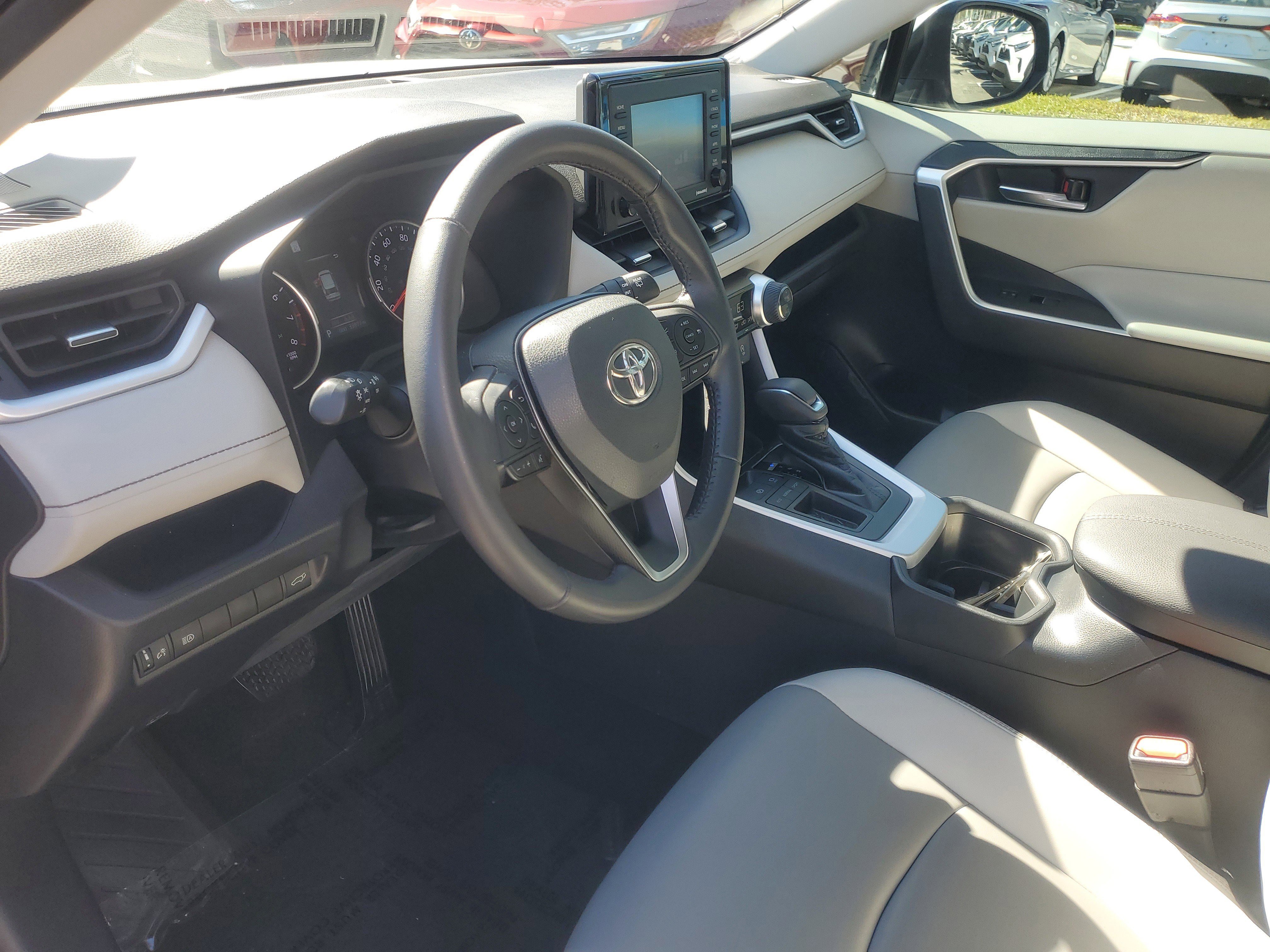 Used 2022 Toyota RAV4 XLE Premium image 17