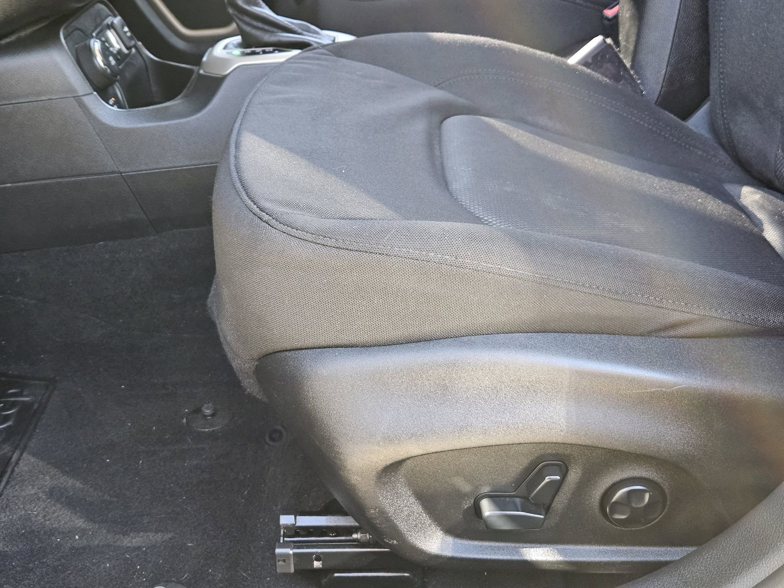 Used 2017 Jeep Renegade Latitude w/ Safety & Security Group (ALP) image 32