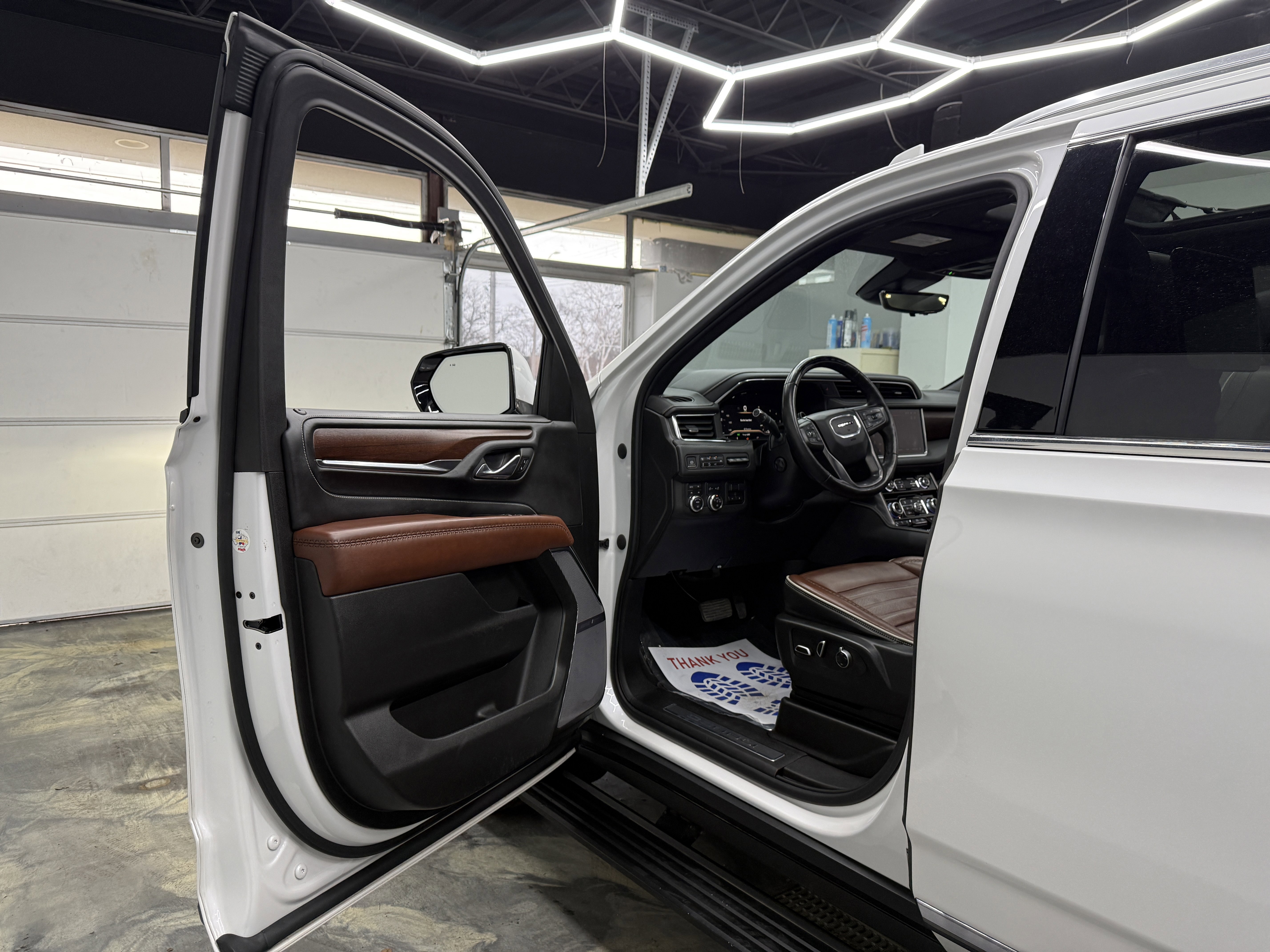 Used 2023 GMC Yukon XL Denali Ultimate image 9
