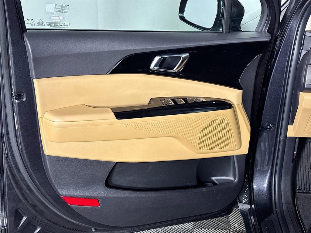 Used 2024 Kia Carnival EX image 11