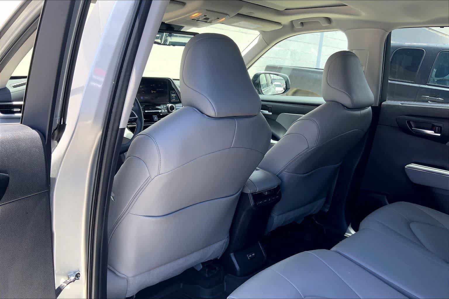 Used 2025 Toyota Highlander XLE AWD/4WD image 12