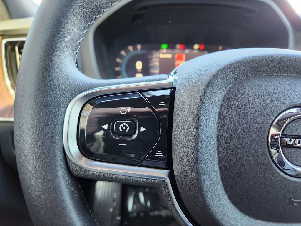 Used 2023 Volvo XC60 B5 Plus image 20
