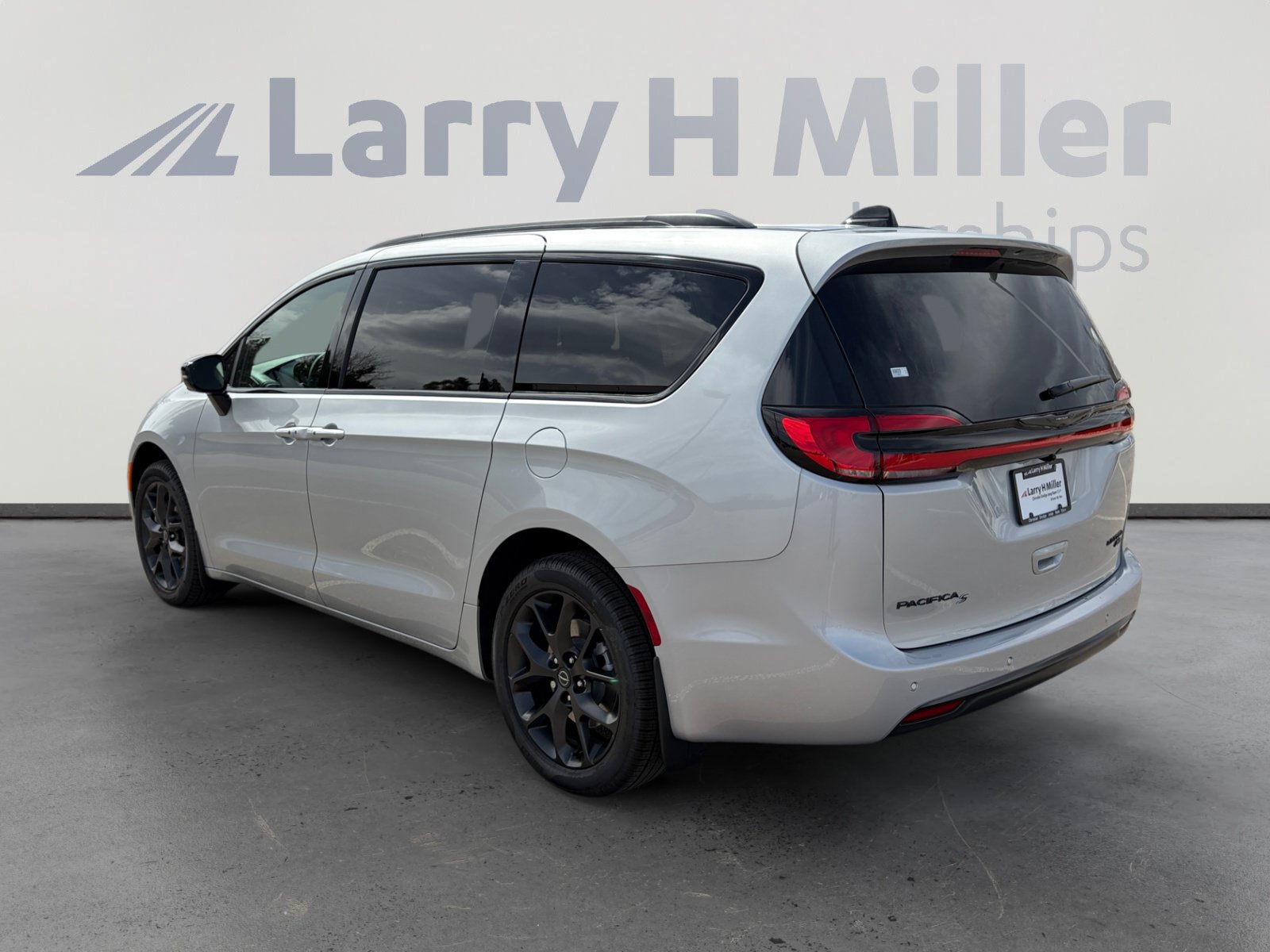 New 2026 Chrysler Pacifica Limited w/ S Appearance Package AWD/4WD image 4