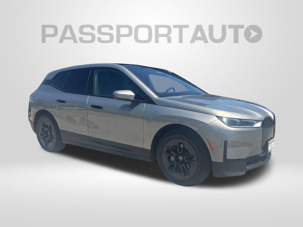 Used 2025 BMW iX xDrive50 w/ Premium Package AWD/4WD image 3