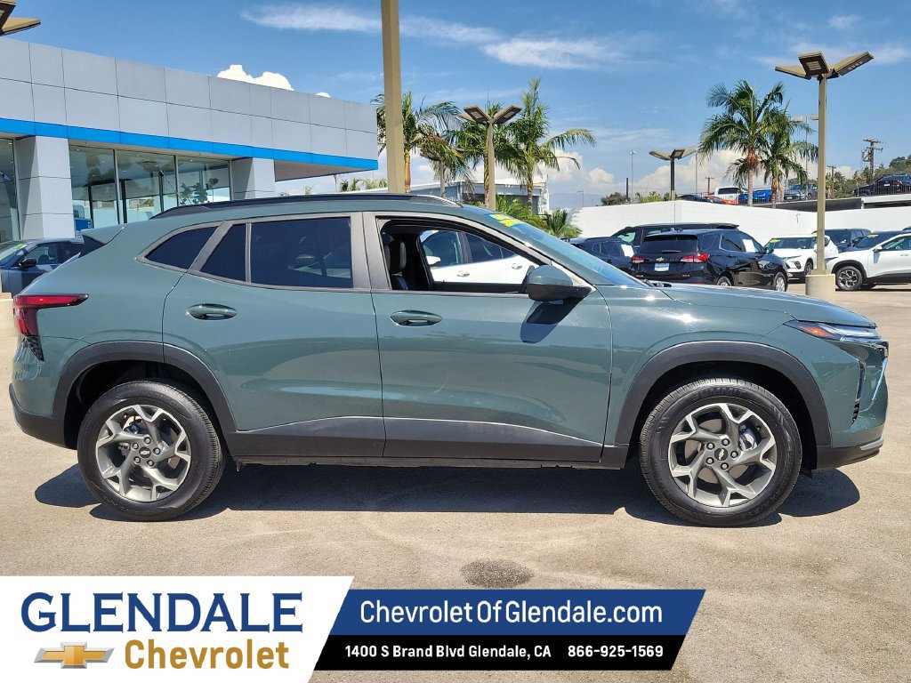 Used 2025 Chevrolet Trax LT FWD image 10