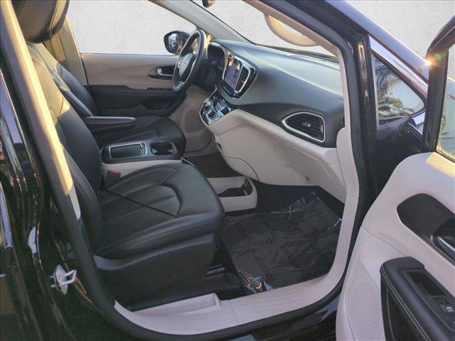 Used 2024 Chrysler Pacifica Touring-L FWD image 20