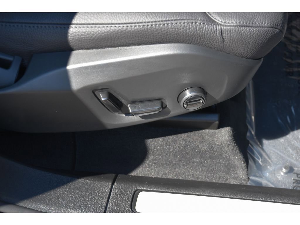 Certified 2024 Volvo XC60 T8 Plus w/ Protection Package Premier image 33