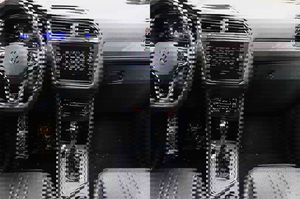 Used 2023 Volkswagen Tiguan SE R-Line image 13