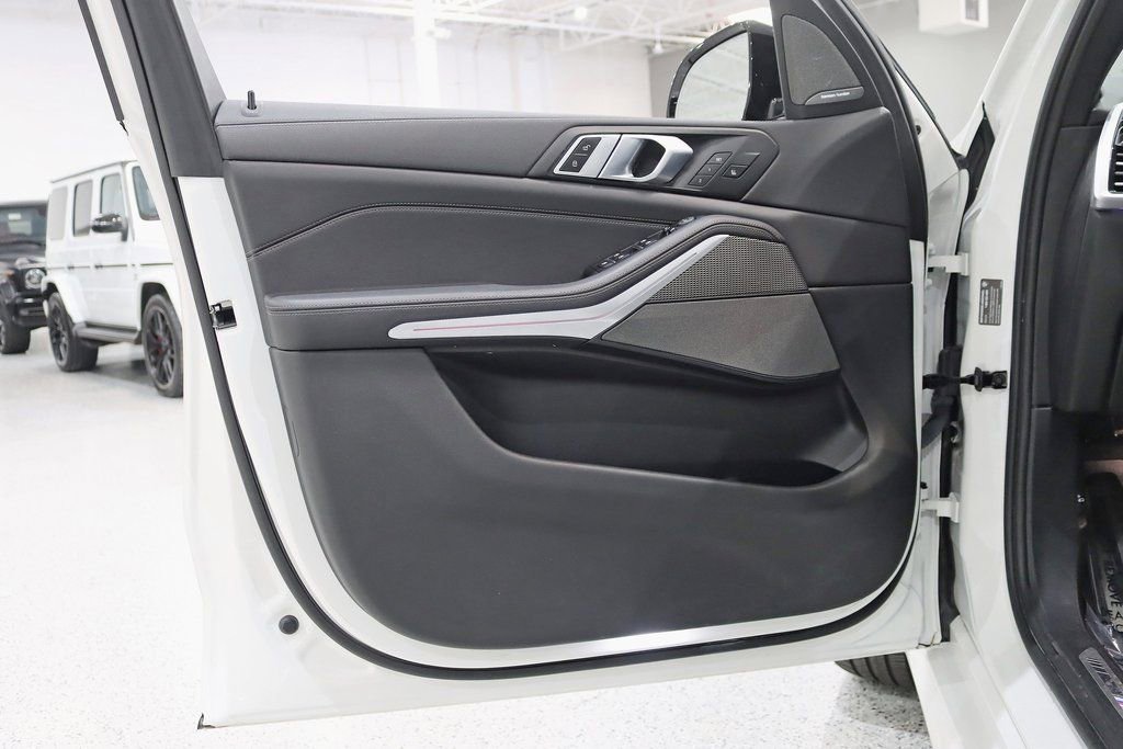 Used 2022 BMW X5 M50i image 38