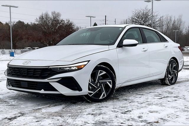 Certified 2025 Hyundai Elantra SEL image 3