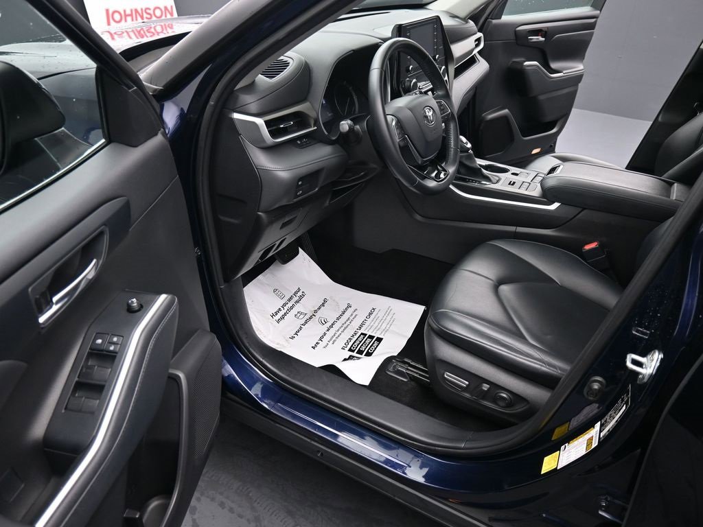 Used 2020 Toyota Highlander XLE image 19