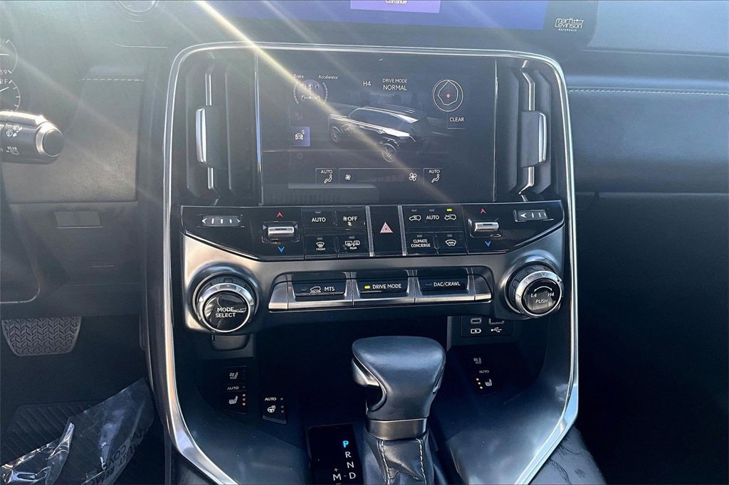 Used 2023 Lexus LX 600 4WD w/ Premium Package image 15