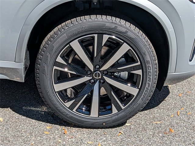 New 2025 Volvo XC90 B6 Core image 12
