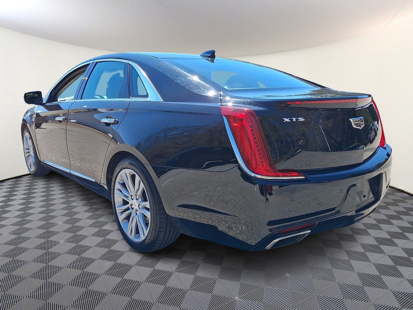Used 2019 Cadillac XTS Luxury image 4