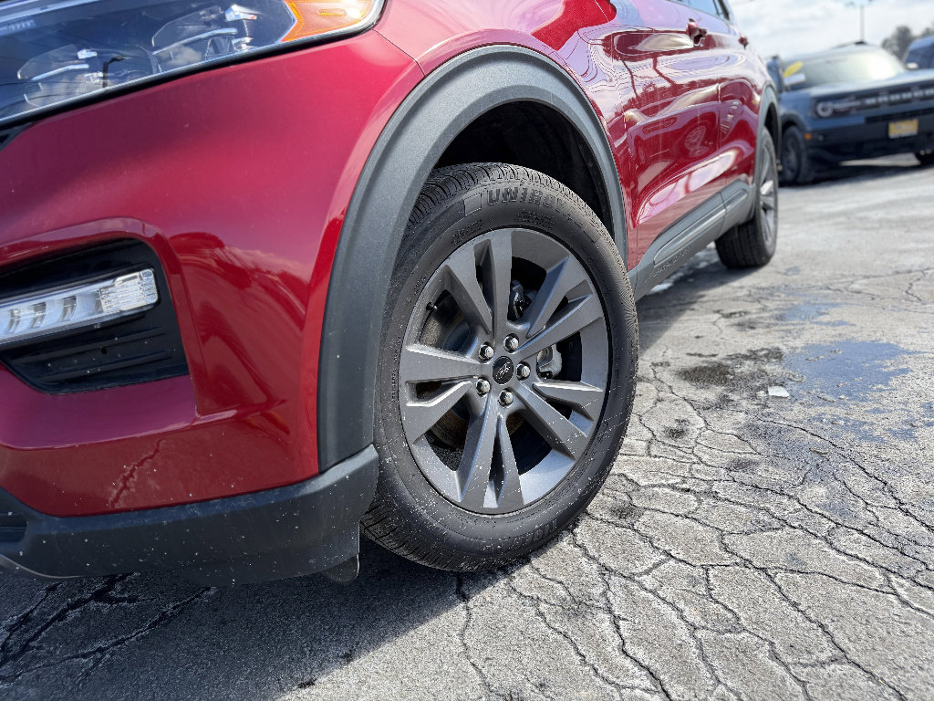 Used 2022 Ford Explorer XLT w/ Equipment Group 202A image 2