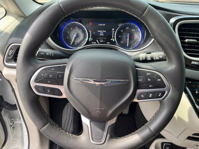 Used 2023 Chrysler Pacifica Touring-L FWD image 18