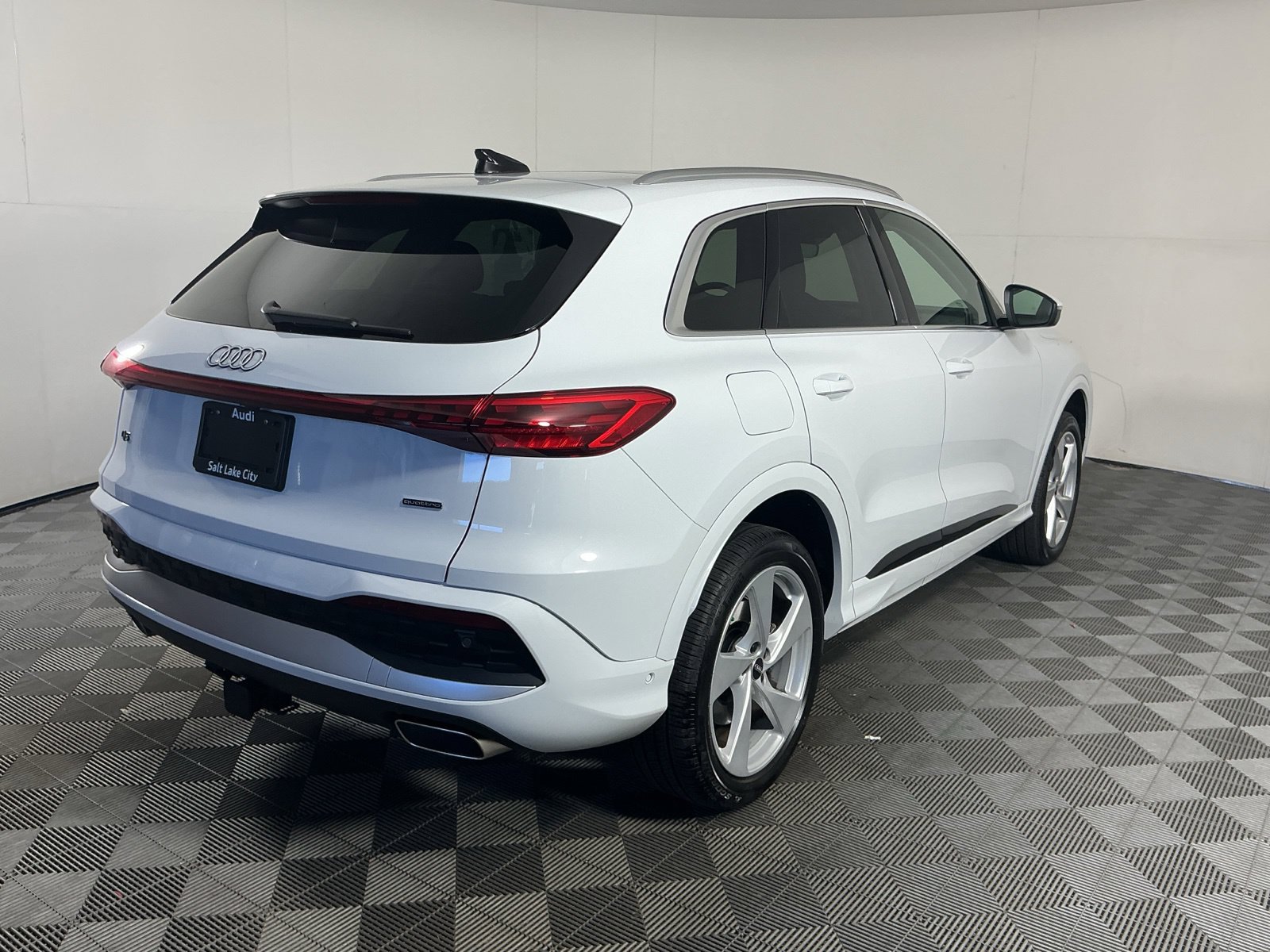 Used 2025 Audi Q5 Premium Plus w/ Premium Plus AWD/4WD image 8