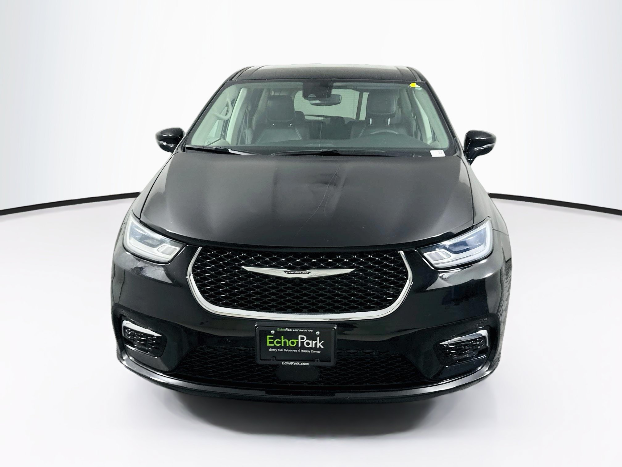 Used 2024 Chrysler Pacifica Touring-L FWD image 2