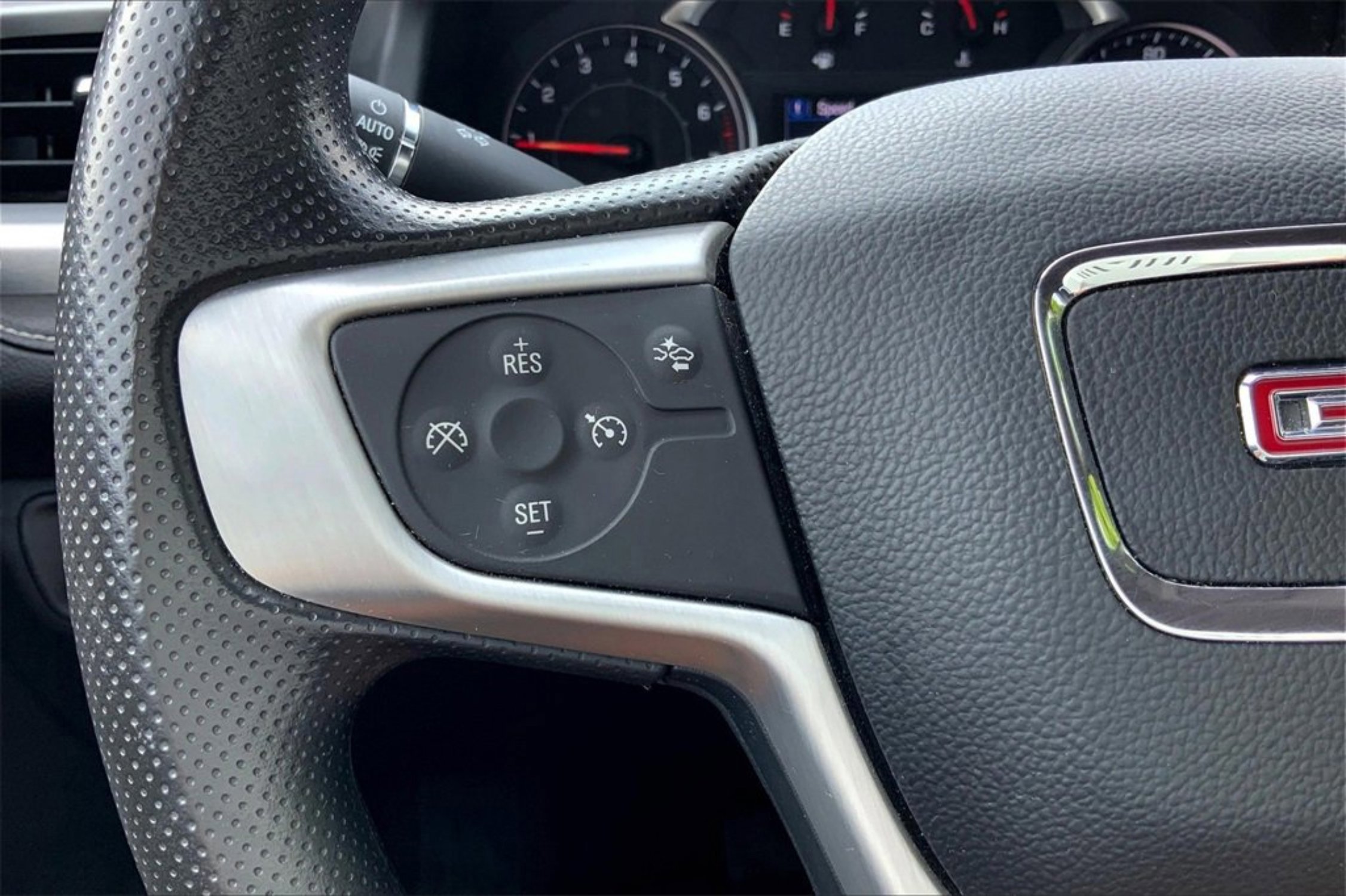 Used 2023 GMC Acadia SLE image 22