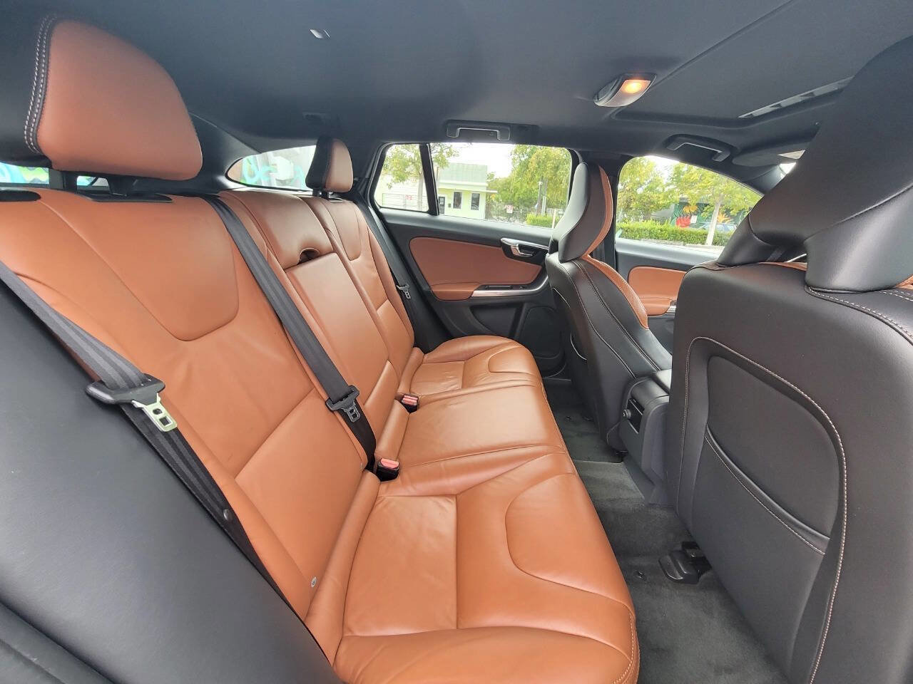 Used 2015 Volvo V60 T5 Platinum image 11