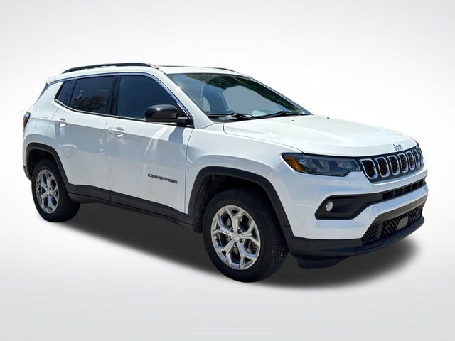 Used 2024 Jeep Compass Latitude w/ Sun and Sound Group AWD/4WD image 9