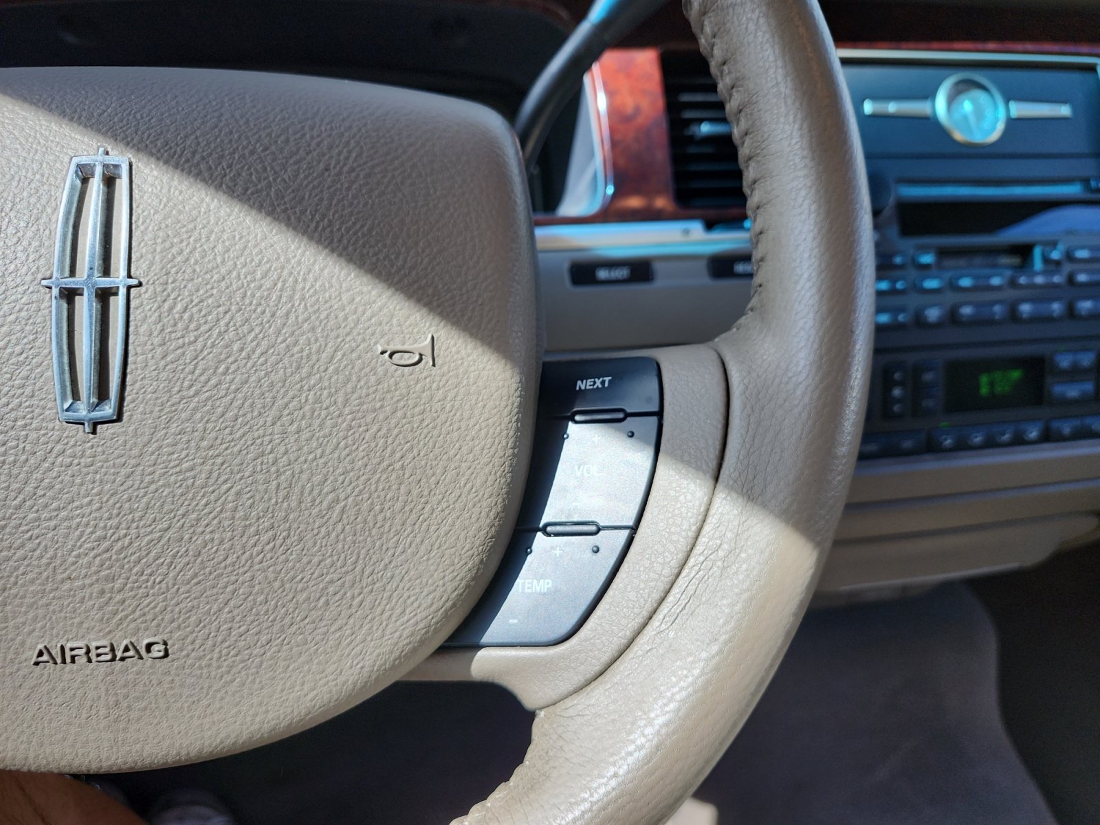 Used 2005 Lincoln Town Car Signature Limited RWD image 21